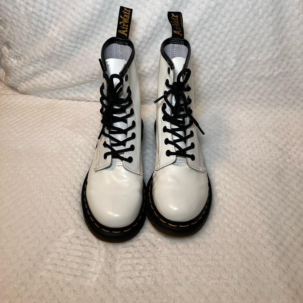 Dr. Martens 1460 WOMEN'S SMOOTH LEATHER LACE UP BOOTS